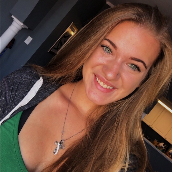 Meet Your Posher, Mikala 🌼🌺 - Picture 1 of 1